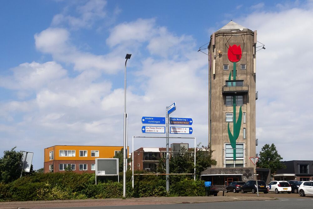 De watertoren van Roelofarendsveen met tulpenmotief